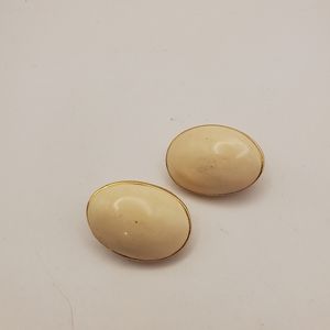 Beautiful Vintage Beige Oval Shaped Clip On Earrings Fashion Jewelry